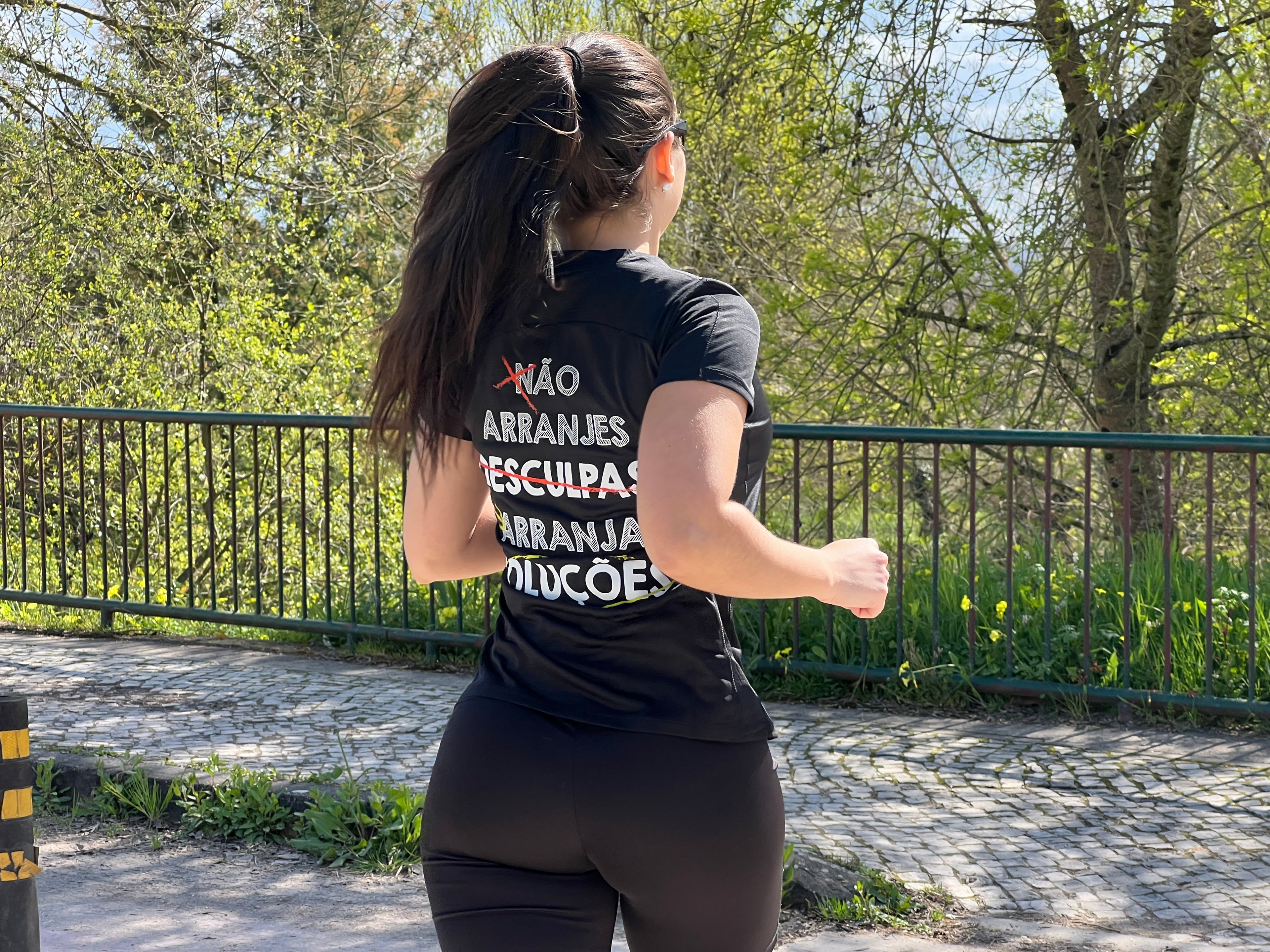 T-Shirt Não Arranjes Desculpas Preta