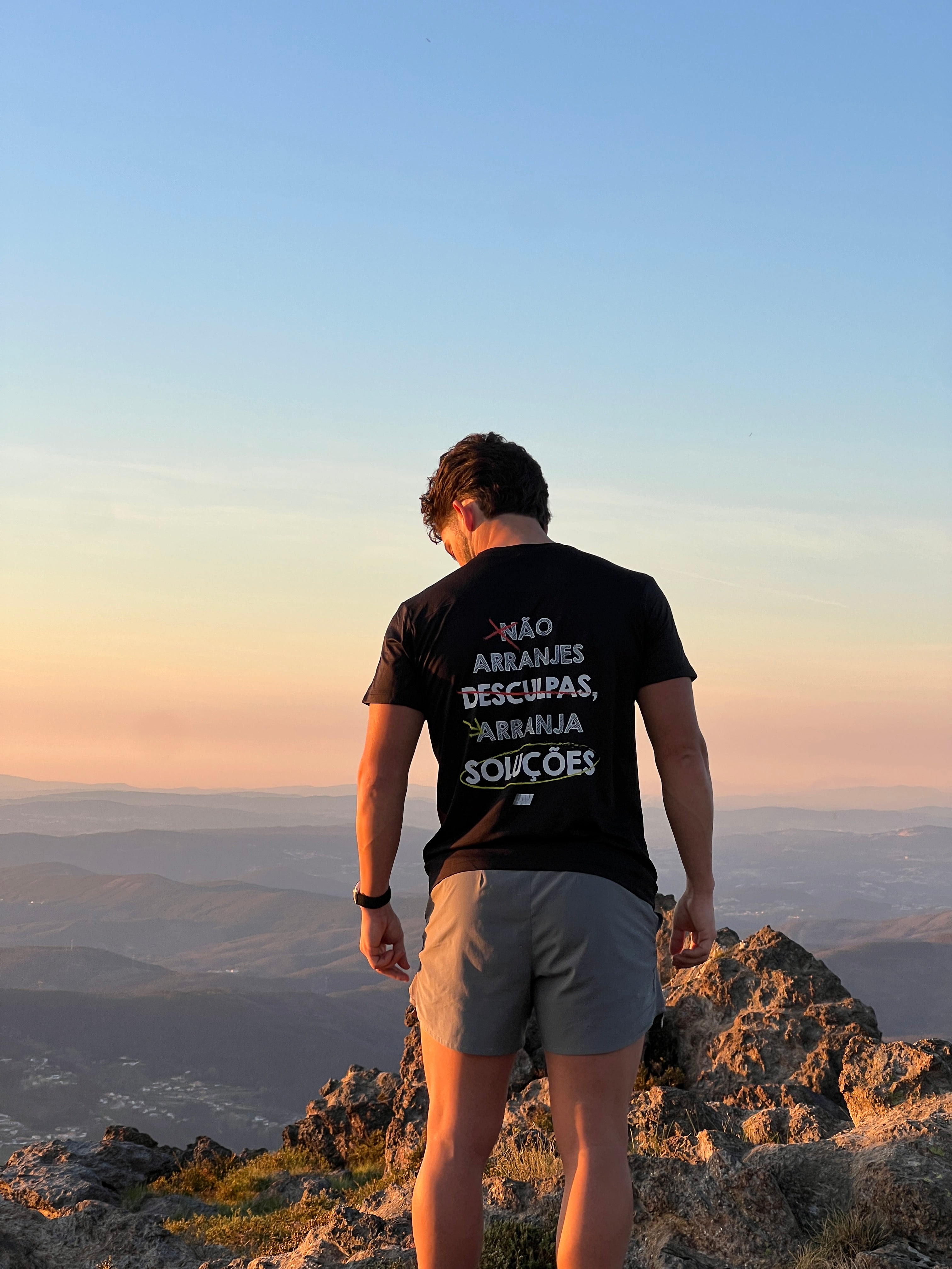 T-Shirt Não Arranjes Desculpas Preta