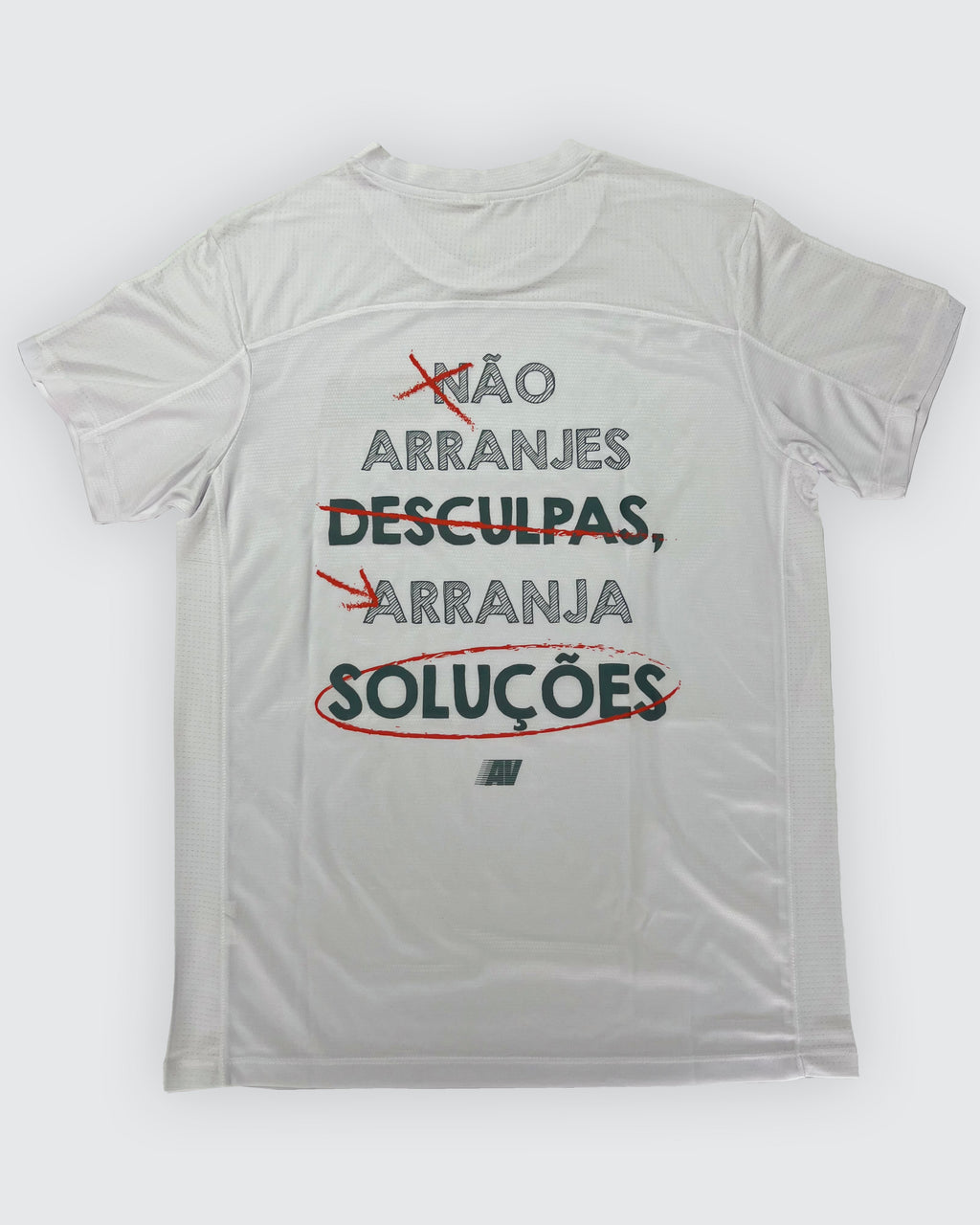 T-Shirt Não Arranjes Desculpas Branca