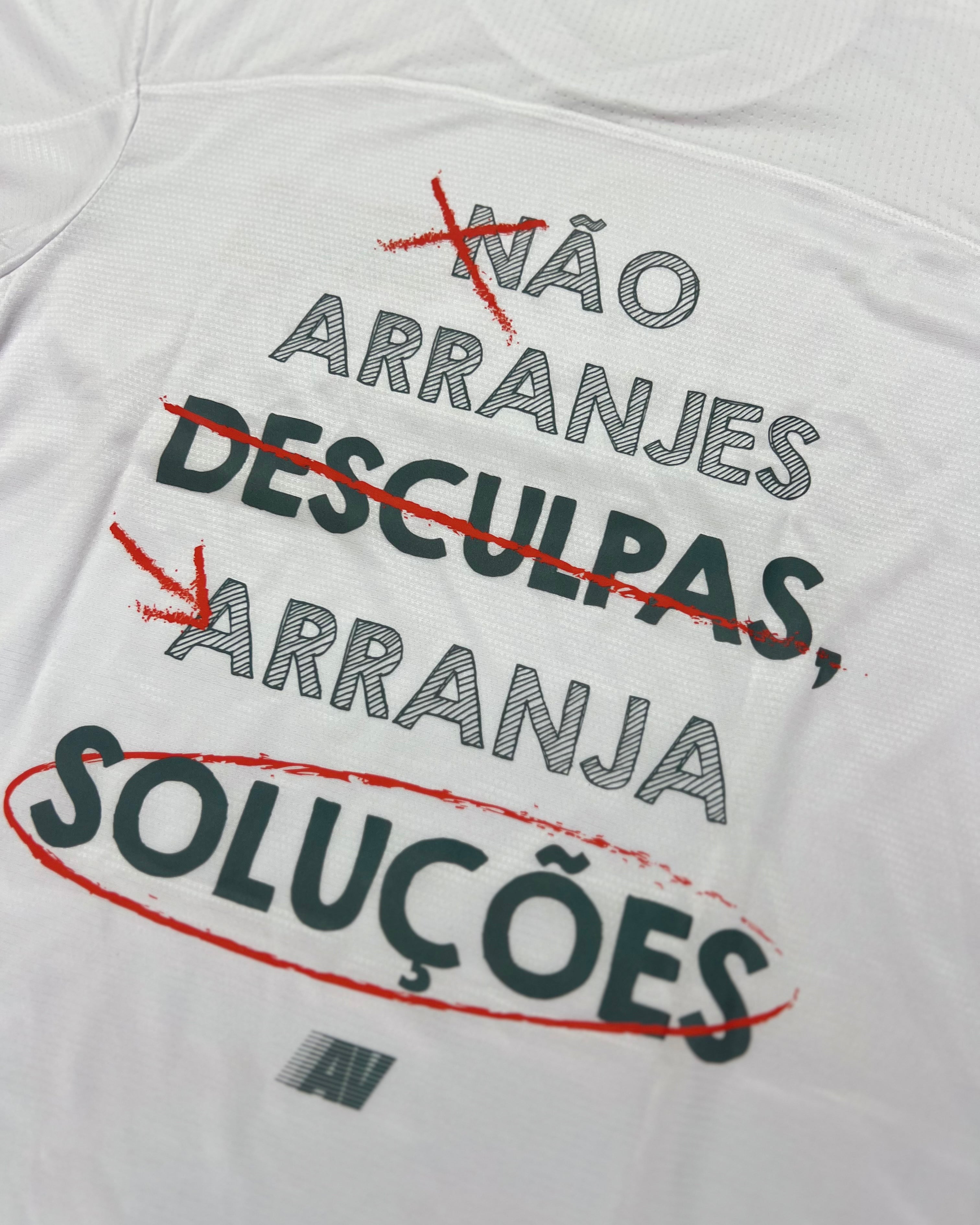 T-Shirt Não Arranjes Desculpas Branca