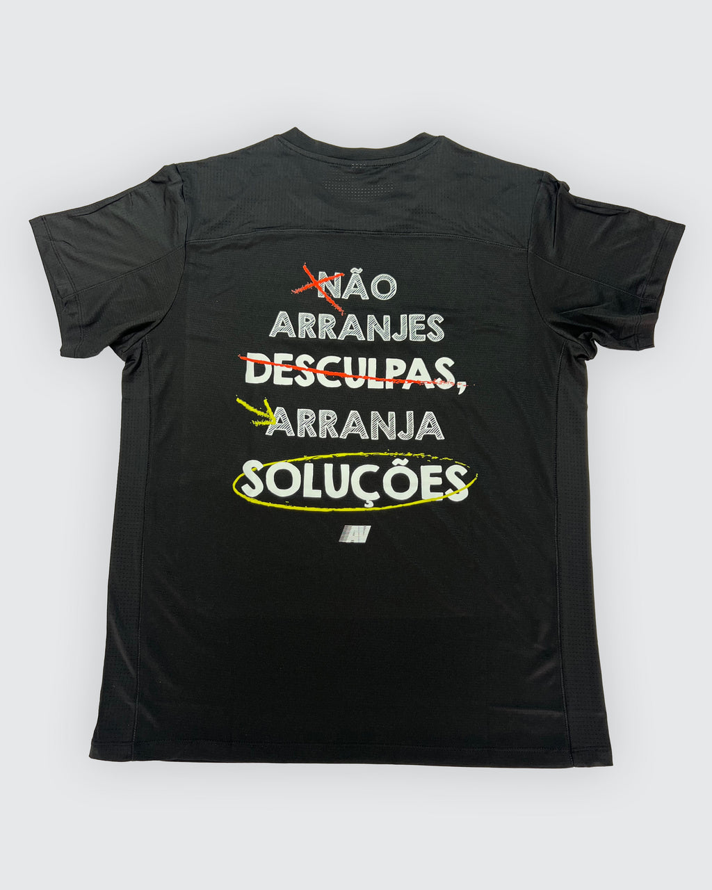 T-Shirt Não Arranjes Desculpas Preta